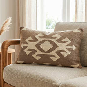 Housse de coussin bohème Kilim avec motif médaillon tribal pour canapé, décoration de salon éclectique et rustique - Product Image 4