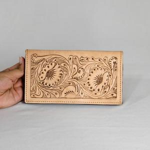 Cartera Larga de Cuero Genuino Hecha a Mano con Grabado Floral, Estilo Vintage, Cierre Plegable, Unisex, para Uso Diario - Product Image 1