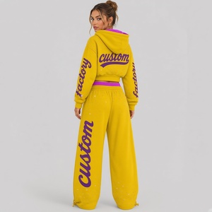 Ensemble de survêtement jaune court personnalisé pour femme avec capuche contrastante violette, étoile en strass et pantalon de survêtement large, fournisseur en gros - Product Image 2