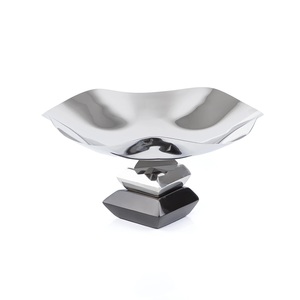 Base para Pastel de Metal de Diseño Personalizado con Acabado en Oro, Base para Pastel de Metal Clásica y Elegante - Product Image 1