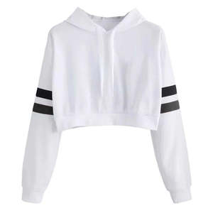 Vente en gros de sweat-shirts courts à capuche unis noirs sexy pour femmes, avec logo personnalisé, style pull-over et crop top - Product Image 1