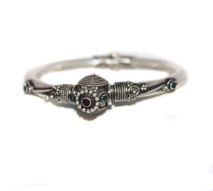 Vente en gros de bracelets à fermoir en argent sterling 925 massif oxydé avec perles de rubis et d'émeraudes naturels, bijoux fins Memoria Jewels - Product Image 2
