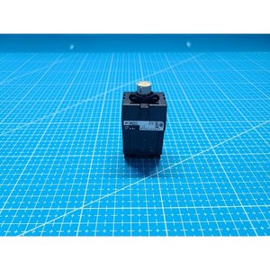 Conjunto de Botón Pulsador Iluminado AR9T511-M+DR22E3L Usado Como Está, Piezas de Equipos Semiconductores Legacy - Product Image 6