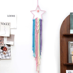 Magnifique tapisserie murale en macramé de coton fait main avec un motif floral et des pompons colorés en cascade pour un anniversaire - Product Image 2