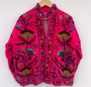 เสื้อแจ็คเก็ตบอมเบอร์กำมะหยี่ปักลายดอกไม้สีชมพูสไตล์ซูซานี  เสื้อโค้ทโบฮีเมียนสีชมพูสด |   ของขวัญฤดูใบไม้ร่วง/ฤดูหนาวลายซูซานีสำหรับเธอ - Product Image 1