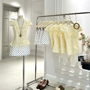 Ensemble deux pièces pour femmes, chemisier jaune à manches bouffantes et mini-jupe à pois, tenue d'été de style coréen - Product Image 5