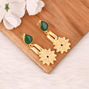 Pendientes de Diseño con Gema Hidroelástica Verde, Bañados en Oro, con Diseño Floral, Joyería de Moda Hecha a Mano para Mujer - Product Image 2