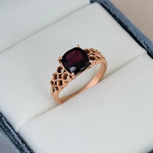 Anillo con Granate de Mozambique Engastado en Oro Rosa sobre Plata de Ley 925, Anillo Vintage con Gema y Banda Floral Ornamentada - Product Image 3