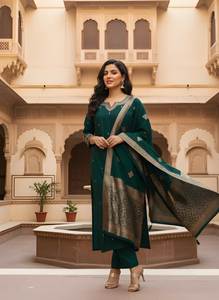 Ensemble Kurta et pantalon en soie romaine brodée verte avec dupatta, col cœur, coupe droite longueur mollet, tenue ethnique pour femme - Product Image 6