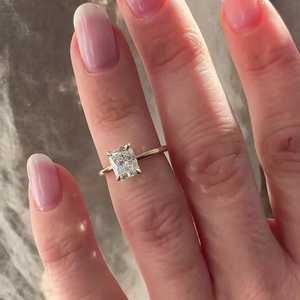 Anillos de compromiso y boda solitarios de oro macizo de 14K y 18K con diamante cultivado en laboratorio con corte cojín certificado IGI, engaste de púas para mujer, de Orave - Product Image 3
