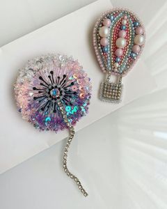 Broche Bordado a Mano de Lujo con Intrincados Detalles de Cuentas y Fina Artesanía - Product Image 2
