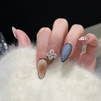 Ongles en gel zèbre dégradé français en forme d'amande peints à la main avec motif floral nude côtelé savane brumeuse