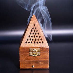 Pembakar Dupa Piramida Kayu Organik Ramah Lingkungan KW Trending, Diffuser Asap Aromatik Ukiran, untuk Meditasi di Rumah (8.5 X 8.5 X 16cm) - Product Image 3