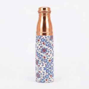 Botella de Agua de Cobre Hecha a Mano con Patrón de Cuatro Hojas Doradas, Tapa de Rosca Hermética, Frasco Ayurvédico para Bienestar, Regalo de Viaje - Product Image 1