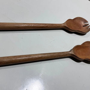 Cuchara para servir ensalada de madera de acacia y resina hecha a mano de la mejor calidad, para servir ensalada y fruta, utensilios de mesa de la India en venta. - Product Image 1
