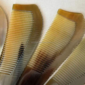 Peigne en corne naturelle artisanal personnalisé élégant pour coiffer les cheveux Peigne en corne de bœuf - Product Image 2