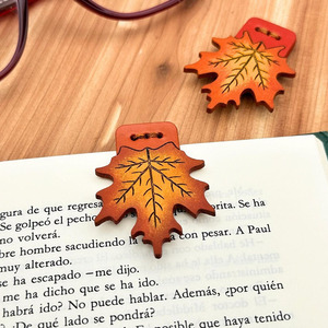 Marcapáginas de cuero con diseño de hoja de arce premium, accesorio de lectura hecho a mano para bibliotecas, escuelas y colecciones personales a bajo precio. - Product Image 2