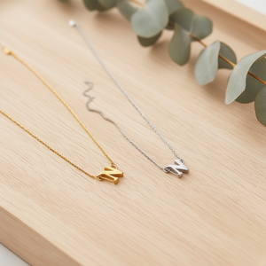 Collana con Ciondolo Lettera N in Acciaio Inossidabile Placcato Oro, Catena Minimalista Unisex per Uso Quotidiano - Product Image 2