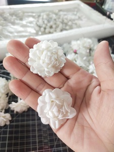 Fleur de jasmin en argile semi-fleurie, faite à la main, douce |   Cadeaux Thaïlandais Réalistes Classiques pour la Fête des Mères, la Fête des Pères, Thanksgiving, la Remise des Diplômes, le Nouvel An - Product Image 1