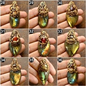 Collier en pierre de labradorite naturelle multicolore en gros avec pendentif en argile polymère à motif numérique - Product Image 3