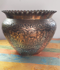 Macetero de Cobre de Diseño Moderno con Diseño Único en Relieve, Acabado Antiguo, Macetero Decorativo con Base para Decoración del Hogar - Product Image 1