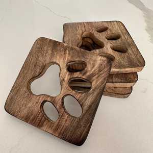 Sous-verres carrés modernes en bois avec motif empreinte de patte, tapis et plaques antidérapants - Product Image 1