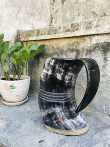 Taza de Cerveza de Alta Calidad Hecha a Mano con Diseño de Lobo Fenrir de Juego de Tronos, Inspirada en el Mundo Vikingo Nórdico, Hecha con Cuerno de Búfalo Real, para Cerveza, Vino o Mosto - Product Image 4