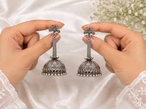Article très vendu : Boucles d'oreilles pendantes Jhumka Bollywood en laiton oxydé argenté antique pour femmes, fabricant professionnel, vente en gros - Product Image 5