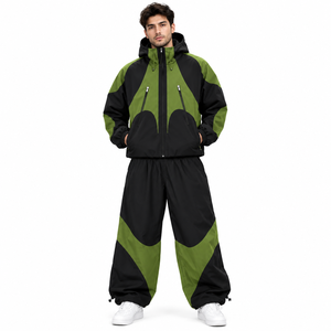 Conjunto Deportivo Moderno para Hombre en Negro y Verde Oliva con Chaqueta Cortavientos con Capucha y Cierre Completo y Pantalones de Corte Holgado - Product Image 1