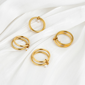 Bague élégante en acier inoxydable empilable avec pendentif multi-bandes en perles blanches, plaqué or, bijou géométrique tendance, cadeau - Product Image 1