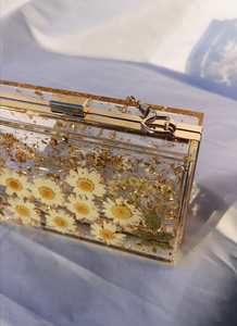 Bolso de mano con resina y flores prensadas Golden Daisy Bloom de Universal Overseas - Product Image 5