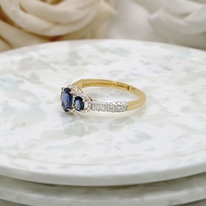 Vente en gros de bague halo à trois pierres en saphir bleu ovale naturel en or jaune 14 carats, bijoux Memoria - Product Image 5