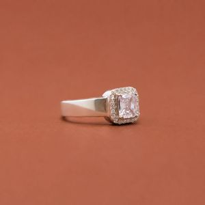 Anillo de compromiso de plata S925 con moissanita de corte esmeralda, banda ancha plana y halo, anillo llamativo para boda - Product Image 2