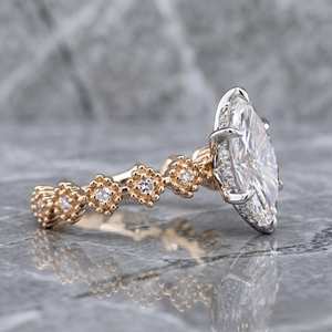 Bague de fiançailles en moissanite taille marquise 1,5 carat, bague vintage à motif floral bulle, bague de mariage en or bicolore avec grappe de fleurs - Product Image 2