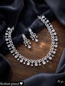 Conjunto de Collar y Aretes de Oro con Incrustaciones de Kundan y Perlas, Joyería de Boda para Mujer, Estilo Clásico, Diseño Geométrico - Product Image 6