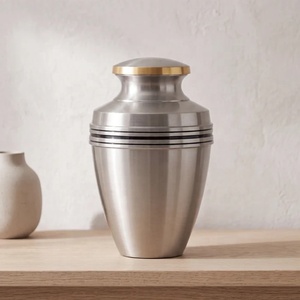 Urne funéraire structurée en laiton avec accents de bande géométrique, finition brossée et couvercle à bord doré pour souvenir commémoratif - Product Image 5