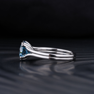 Bague solitaire en diamant de laboratoire taille brillant rond de 2,5 carats, double griffe, pierre mystique, certifiée IGI, élégante pour mariée - Product Image 2