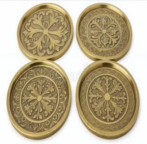 Posavasos de latón vintage con incrustaciones florales intrincadas y motivos ornamentales clásicos sobre una base plana, disponibles a precios de mayorista. - Product Image 1
