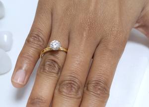 Anillo Solitario de Oro Amarillo de 14K con Engaste de Garras, Moissanita de 1 Quilate, Anillo de Compromiso y Boda de Lujo Cristiano para Mujer, Aniversario - Product Image 4