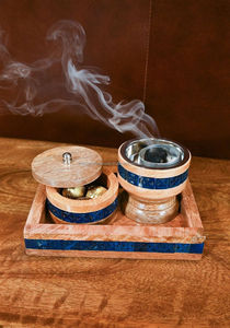 Venta caliente árabe Ramadán juego de regalo cuadrado no eléctrico Bakhoor quemador bandeja madera madre perla incrustaciones resina azul vela de madera - Product Image 5