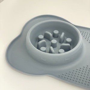 แผ่นรองให้อาหารสัตว์เลี้ยงรูปกระดูกพร้อมชามสแตนเลสและชามอาหารแบบชะลอการกิน – ซิลิโคนเกรดอาหาร ใช้กับเครื่องล้างจานได้ - Product Image 4