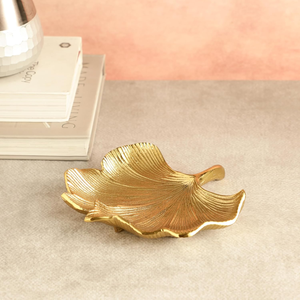 Plateau de service de luxe en aluminium en forme de feuille avec finition or antique, motif botanique texturé, plat décoratif pour organiser les bijoux - Product Image 3