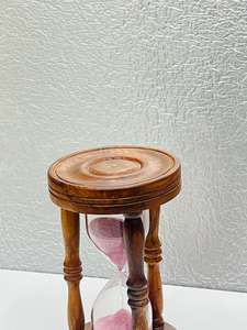 Sablier en bois de 6,5'' avec sable rose |   Horloge à sable de table rustique avec design croix d'ange pour décoration de fête d'anniversaire - Product Image 4