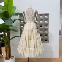 Robe d'été artisanale brodée unie style bohème, longueur genou, col carré, bretelles, coupe trapèze, écoresponsable, décontractée