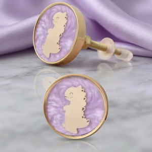 Bouton de meuble rond en résine, design dinosaure bébé, fond violet, cadre doré, style original, écologique, durable, multifonction - Product Image 1