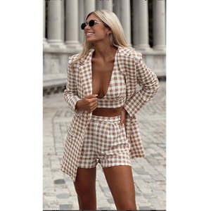 Conjunto de tres piezas para mujer: Blazer corto de cuadros marrones, top corto y shorts de cintura alta. Conjunto coordinado de blazer y shorts para mujer. - Product Image 1
