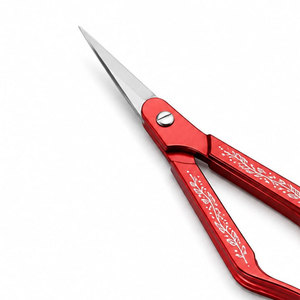 Ciseaux de barbier rouges en acier inoxydable, lame tranchante, pour droitiers, pliables, légers, outil de coupe pour coiffure et couture - Product Image 4