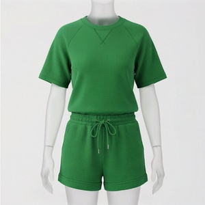 Ensemble de sport 2 pièces vert tricoté pour femme : T-shirt à manches courtes et short au-dessus du genou, col rond, respirant, printemps-été - Product Image 1