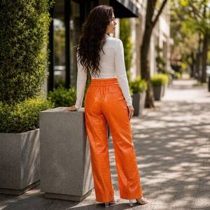Pantalon en cuir fait main à taille haute et coupe évasée pour femme, texture crocodile, noir, taille haute, jambe large - Product Image 5