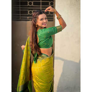 Sari Tradicional de Seda Suave Verde con Estampado de Cuadros y Bordado Zari en Contraste, Vestidos de Club con Mehendi - Product Image 2